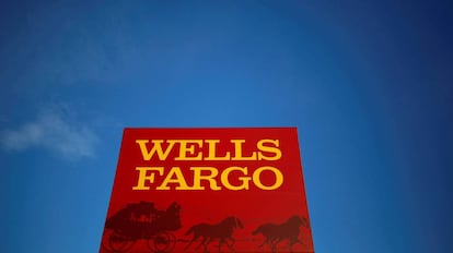 Sucursal de Wells Fargo en un suburbio en Estados Unidos