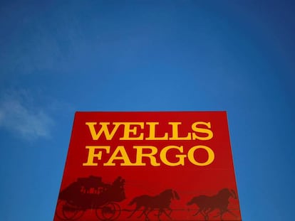 Sucursal de Wells Fargo en un suburbio en Estados Unidos