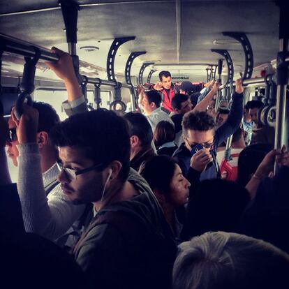 Viaje en bus de los habitantes de Quito.