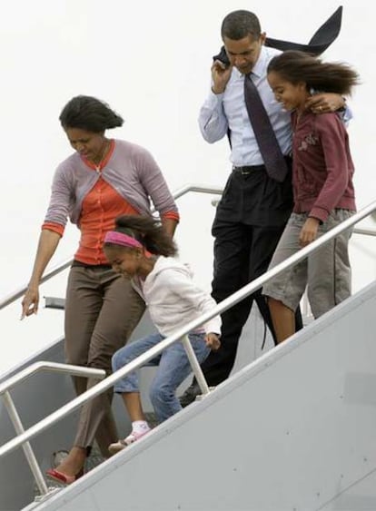 Obama, acompañado de su mujer, Michelle, y sus hijas Malia (derecha) y Sacha, a su llegada ayer a Indianápolis.