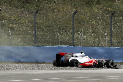 Lewis Hamilton deja su coche encallado en la escapatoria de la curva 8