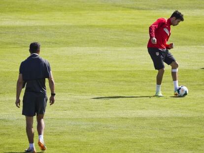 Diego Simeone observa a Diego Costa durante el entrenamiento.