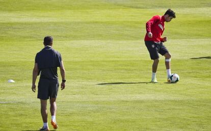 Diego Simeone observa a Diego Costa durante el entrenamiento.