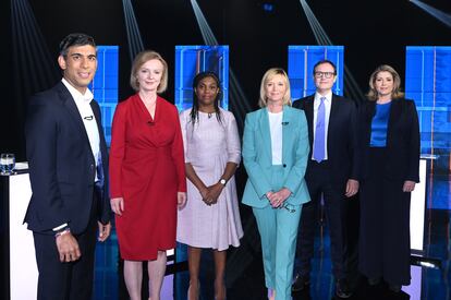 Los candidatos a liderar el Partido Conservador británico posan este domingo junto a la periodista Julie Etchingham (en el centro, con traje azul) antes de su segundo debate televisado. Son, de izquierda a derecha, el exministro de Economía Rishi Sunak; la ministra de Exteriores, Liz Truss; la secretaria de Estado de Gobierno Municipal, Kemi Badenoch; el presidente de la Comisión parlamentaria de Asuntos Exteriores, Tom Tugendhat, y la secretaria de Estado de Comercio, Penny Mordaunt.