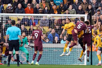 John Stones remata de cabeza ante Dawson el 1-2 definitivo del City ante el Wolverhampton.