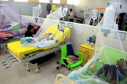 Una de las salas del Hospital del Niño en Santa Cruz, saturada de pacientes con dengue este martes.