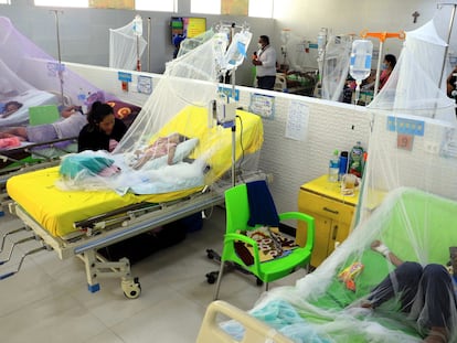 Una de las salas del Hospital del Niño en Santa Cruz, saturada de pacientes con dengue este martes.