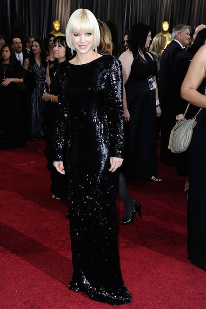 Anna Faris con un vestido de lentejuelas negras, zapatos de Yves Saint Laurent y joyas de Tiffany & Co.