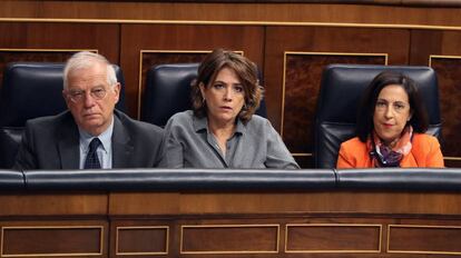 Las ministras de Justicia Dolores Delgado (c), Defensa Margarita Robles (d), y Asuntos Exteriores Josep Borrell, durante la sesión de control en el Congreso de los Diptados.