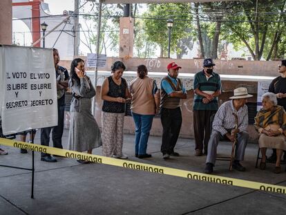 Ciudadanos esperan para votar en la alcaldía Milpa Alta, en Ciudad de México, el 2 de junio.