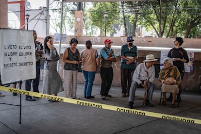 Ciudadanos esperan para votar en la alcaldía Milpa Alta, en Ciudad de México, el 2 de junio.