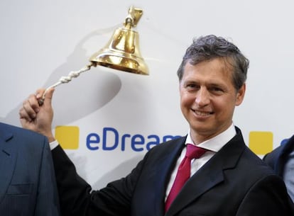 Javier Perez-Tenessa da el tradicional toque de campana, en el primer día de cotización de eDreams Odigeo.