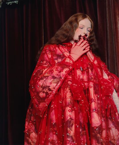 La obra de Fellini, el movimiento y la danza inspiran la cuarta colección de Simone Rocha para Moncler, en la que abundan las formas teatrales.