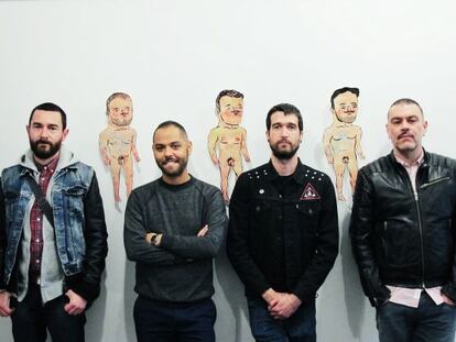 Julio Dolbeth y Aitor Saraiba, en el centro, frente a una obra de Dolbeth, en la galería Mad is mad.