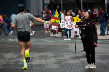 Los espectadores animan a los corredores que participa en el XXXIX Maratón de la Ciudad de México 2022.