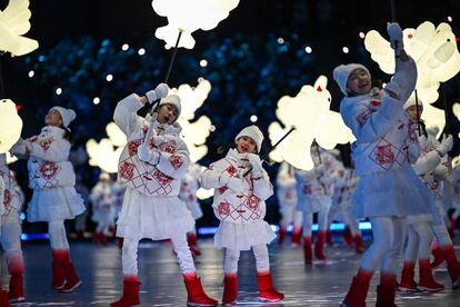 Después de semanas de dudas por la covid y tensiones políticas que surgieron tras la iniciativa de boicot diplomático por parte de algunos países, con Estados Unidos a la cabeza, el presidente chino, Xi Jinping, declaró abiertos este viernes los Juegos Olímpicos de Invierno. En la imagen, un grupo de niños participan en la apertura.