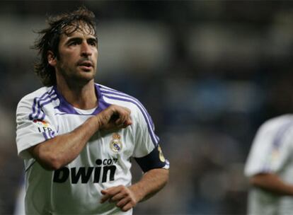 Raúl celebra su gol, el del triunfo del Madrid.