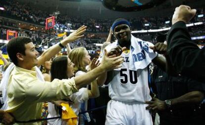 Zach Randolph sale del campo tras ganar a Oklahoma.