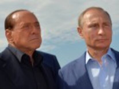 El líder ruso recibe al ex primer ministro italiano en una visita a la península anexionada por Rusia el año pasado