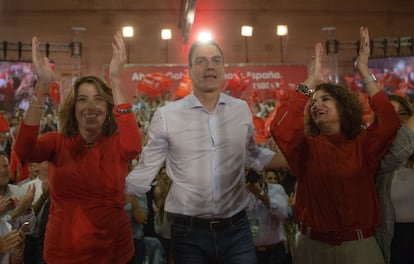 El presidente del Gobierno en funciones y líder del PSOE, Pedro Sánchez, junto a la secretaria general del PSOE-A, Susana Díaz (a la izquierda), y la ministra de Hacienda en funciones y cabeza de lista por Sevilla, María Jesús Montero (a la derecha), aplauden al inicio del mitin con el que abren la campaña electoral que tiene lugar este jueves en el barrio de Pino Montano en Sevilla.