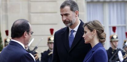 El presidente frances Francois Hollande recibe a los reyes Felipe VI y his Letizia en el Palacio del Elíseo