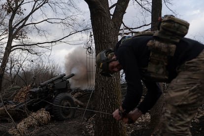 Un militar ucraniano dispara un obús M101 contra posiciones rusas en la región de Járkov, este miércoles.