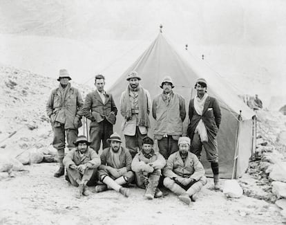 El equipo de ataque al Everest en 1924: de izquierda a derecha (de pie) Irvine, Mallory, Hazard, Odell, Hingston; debajo: Shebbeare, Bruce, Somervell, Beetham.