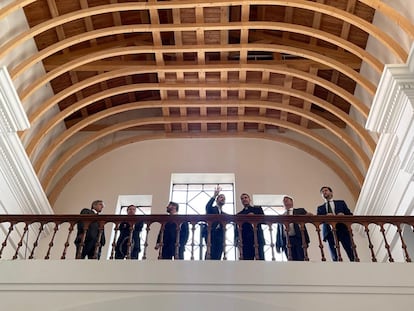 El consejero de Presidencia de la Comunidad de Madrid, Miguel Ángel García Martín, en el centro, inaugura en 2023 la reforma del convento de la Sagrada Familia en Pinto y la iglesia de San José, que es la que aparece en la imagen.