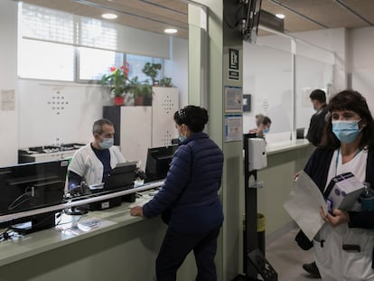 El mostrador de un centro de salud de Barcelona, en una imagen del pasado noviembre.