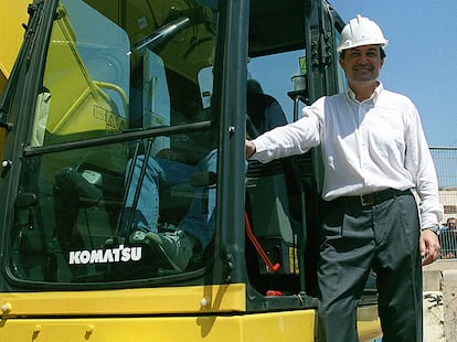 Artur Mas, entonces 'conseller en cap' posa al inicio de las obras de construcción de la línea 9 del metro, en junio de 2002