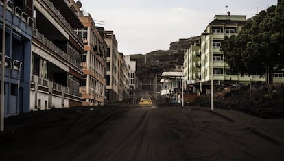 Un coche circula por una calle de Puerto Nao, este miércoles.