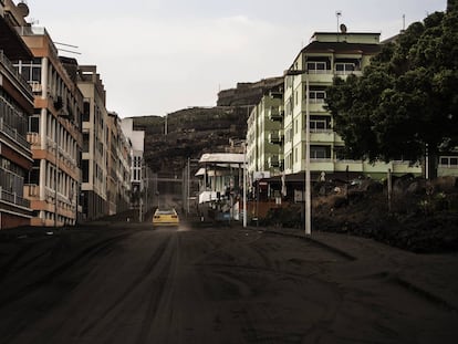 Un coche circula por una calle de Puerto Nao, este miércoles.