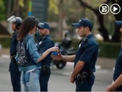 Análisis de los dos minutos y medio del singular mundo que describe la modelo para la marca de refrescos