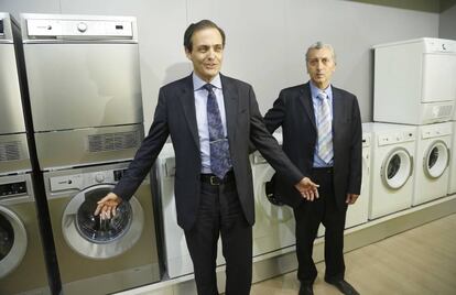Jorge Paraldé, administrador de CNA Corporación, y Francisco Martín, director general de Cata, en julio de 2014, dan detalles de su oferta por Fagor Electrodomésticos.