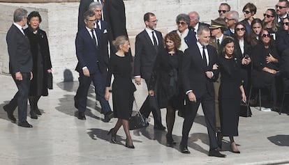 La delegación española, encabezada por los Reyes, llega a la plaza de San Pedro.