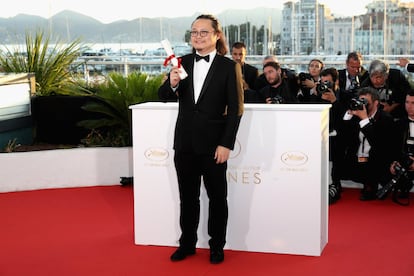 El director Qiu Yang posa con el premio Mejor al cortometraje por 'A Gentle Night'.