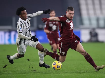 El delantero del Torino Andrea Belotti se lleva el balón ante el juventino Cuadrado.