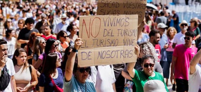 Manifestación contra la masificación turística en Málaga, el pasado 29 de junio. / CARLOS DÍAZ