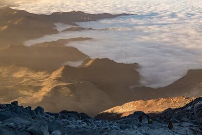 El descenso vespertino a través de lo que antaño fue glaciar regala unas vistas asombrosas del mar de nubes, a unos 3.500 metros de altitud, sobre el lado de Veracruz, de clima más húmedo y tropical.