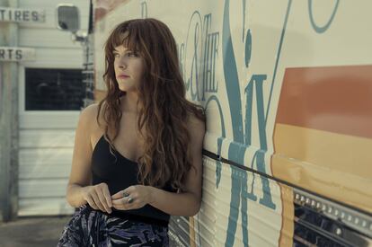 Riley Keough en 'Todos quieren a Daisy Jones'.