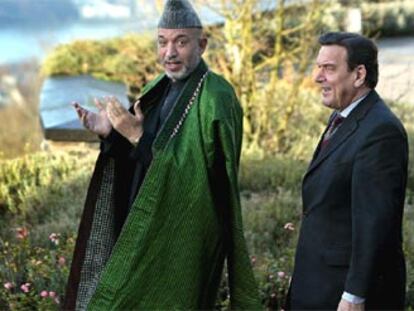 El presidente afgano, Hamid Karzai (izquierda), y el canciller alemán, Gerhard Schröder, ayer en Bonn.