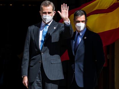El rey Felipe VI (izquierda), y el presidente del Gobierno, Pedro Sánchez, a su llegada a la ceremonia que se celebra, este martes, en el Congreso de los Diputados con motivo del 40 aniversario del 23-F.