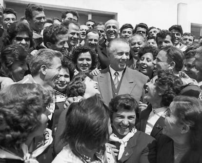Enver Hoxha, rodeado de albaneses el 25 de noviembre de 1967.