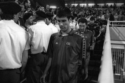 Los jugadores del Barça, encabezados por Pep Guardiola, descienden por las escaleras del Olímpico de Atenas tras perder la final de la 'Champions' de 1994 contra el Milan por 0-4.