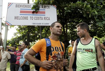 Los migrantes cubanos esperan en un puesto fronterizo con Nicaragua en Peñas Blancas, Costa Rica.