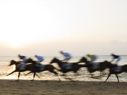 Carreras de caballos en la playa de Sanlúcar de Barraneda (Cádiz).