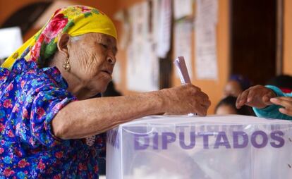 Mujer votando el pasado domingo 7 de julio