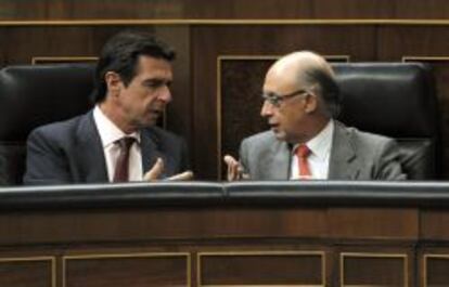 El ministro de Industria, José Manuel Soria, junto al de Hacienda, Cristóbal Montoro.