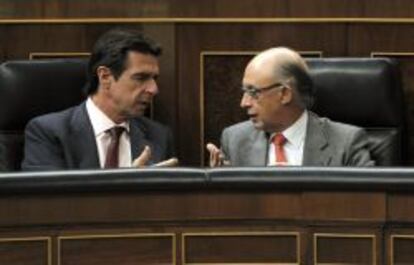 El ministro de Industria, Jos&eacute; Manuel Soria, junto al de Hacienda, Crist&oacute;bal Montoro.