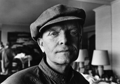 Truman Capote posa en el salón de su apartamento de Nueva York en 1980 cuatro años antes de su muerte. Falleció a los 59 años de una insuficiencia hepática.